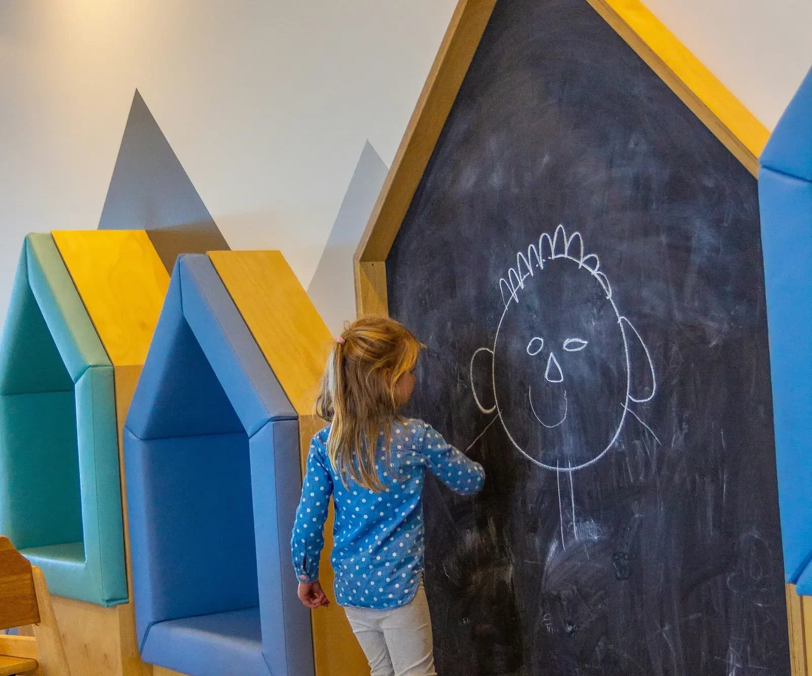 Ein Kind beim Lernen und Gestalten